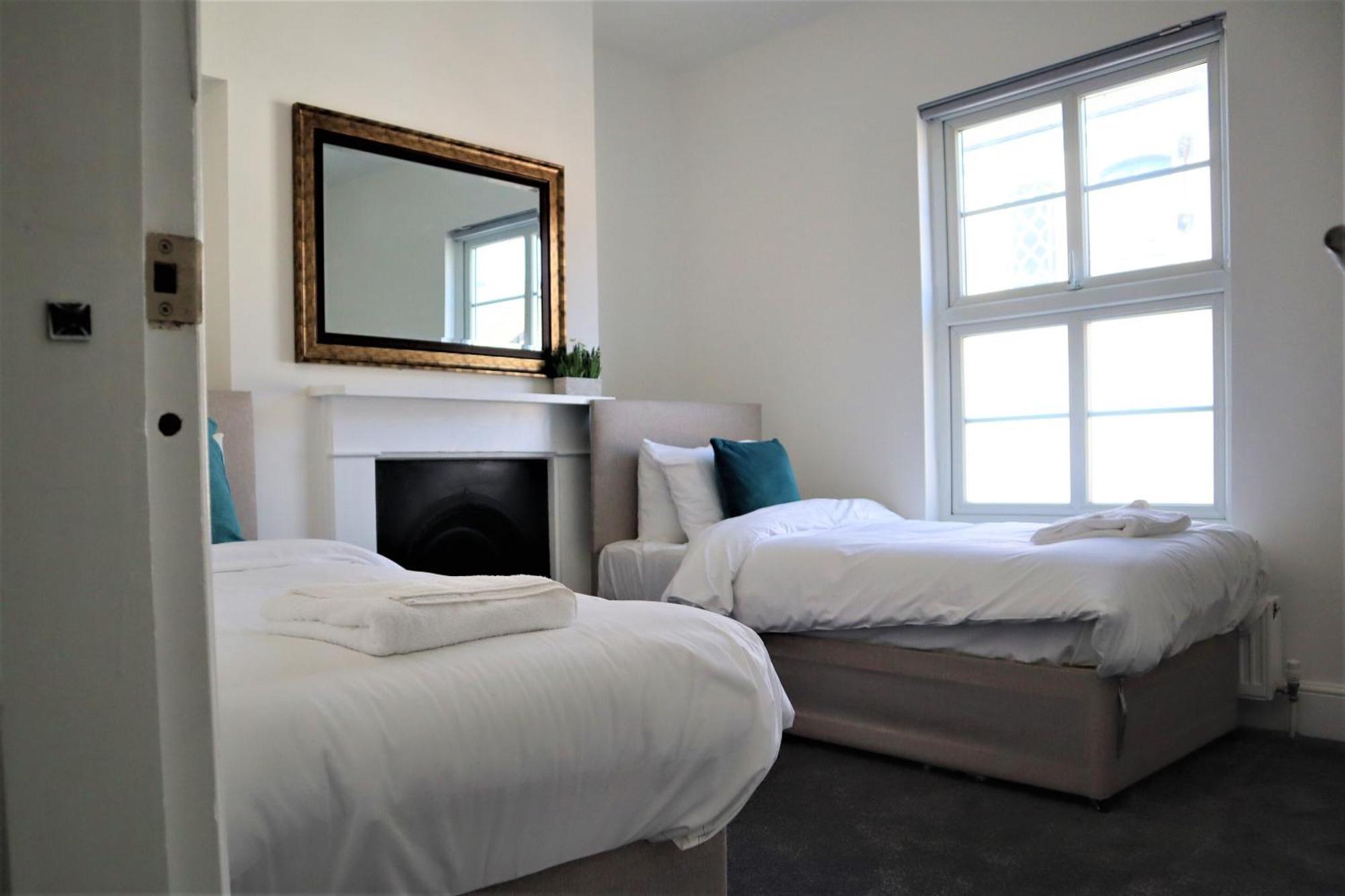 Victoria 4 Bedroom Serviced House Short Lets - Near Northampton Gen Hosp & Town Centre Luaran gambar